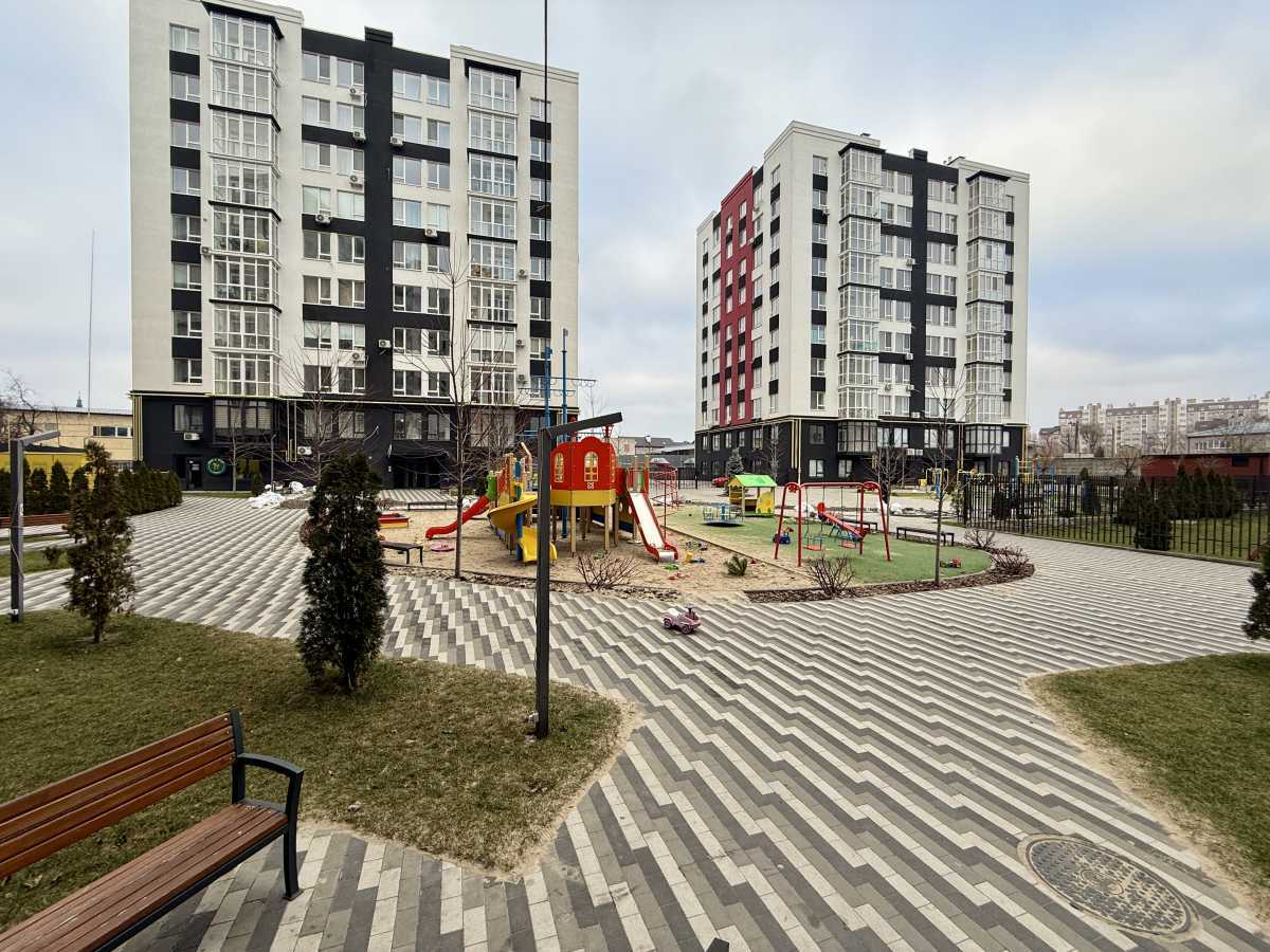 Продам 1-к квартиру Фастівський, Гатне, Покровська, 2-А. 