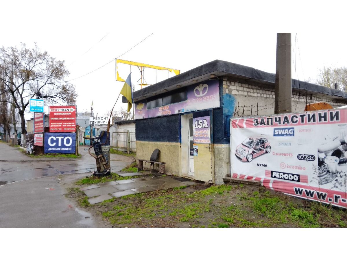 Березняки. Продам діючий автомагазин по фасадній частині Березняківській, 15-А.