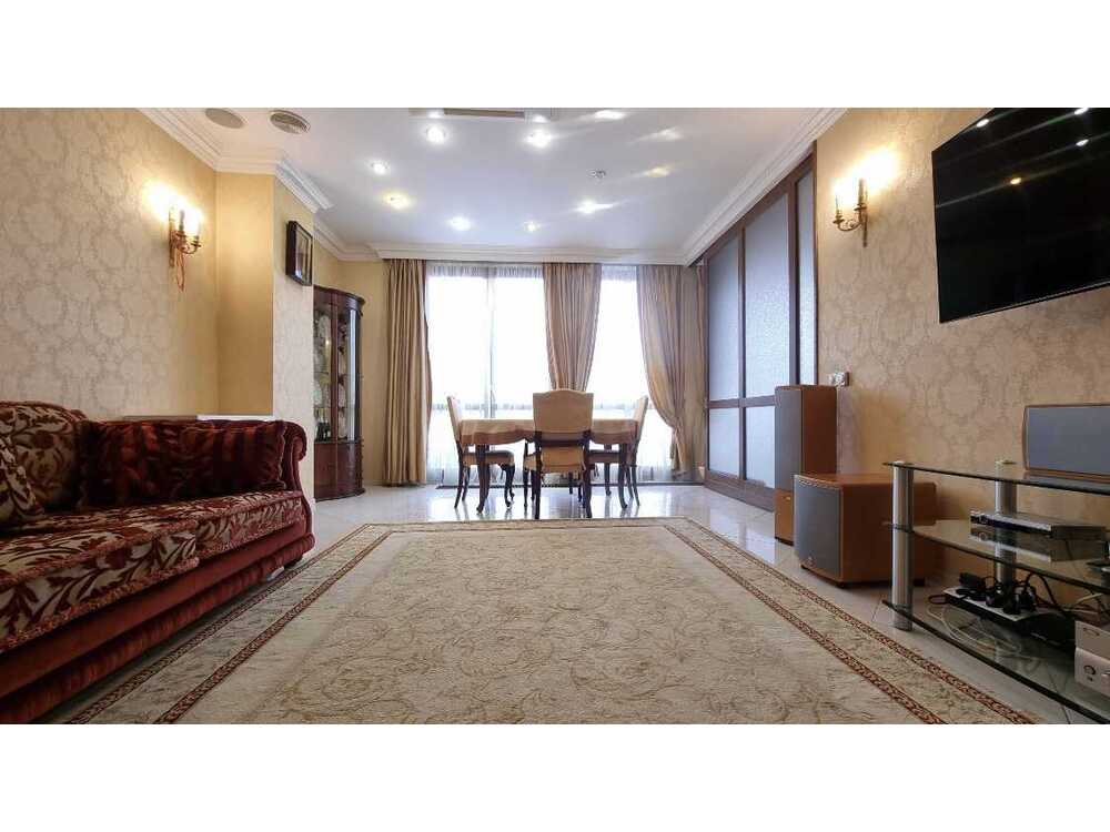 Продам 4-к квартиру Київ, Шевченківський, вул. Олеся Гончара, 14. 