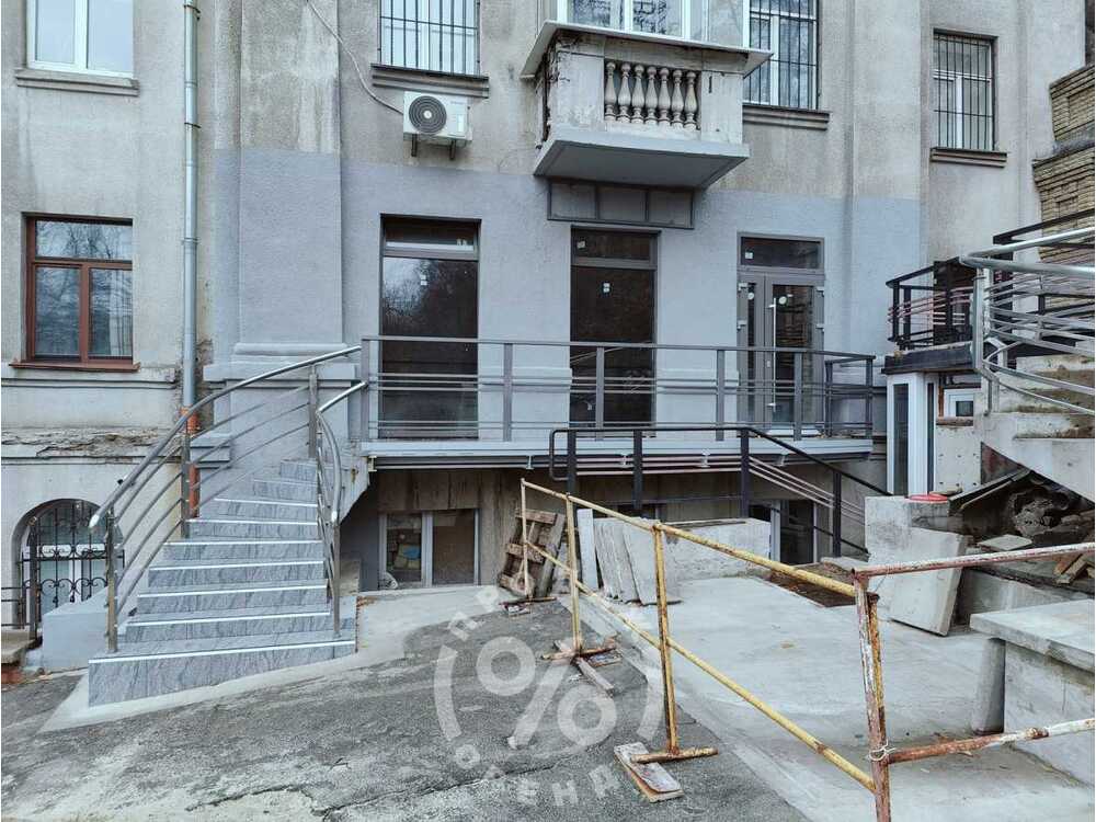 Продам  торгову площу Київ, Печерський, вул. Шовковична, 38. 