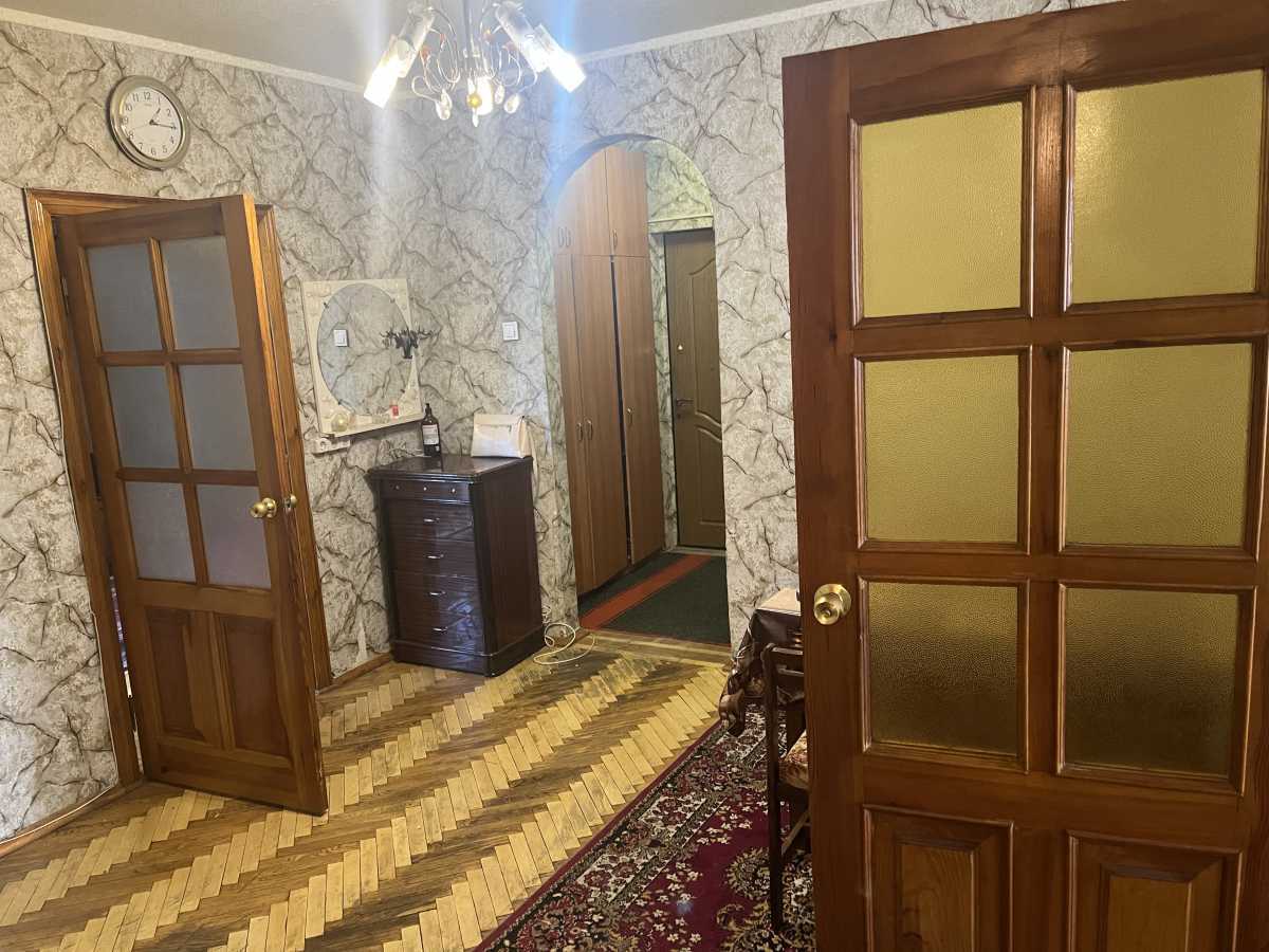 Здам довгостроково 3-к квартиру Київ, Деснянський, вул. Оноре де Бальзака, 61. 