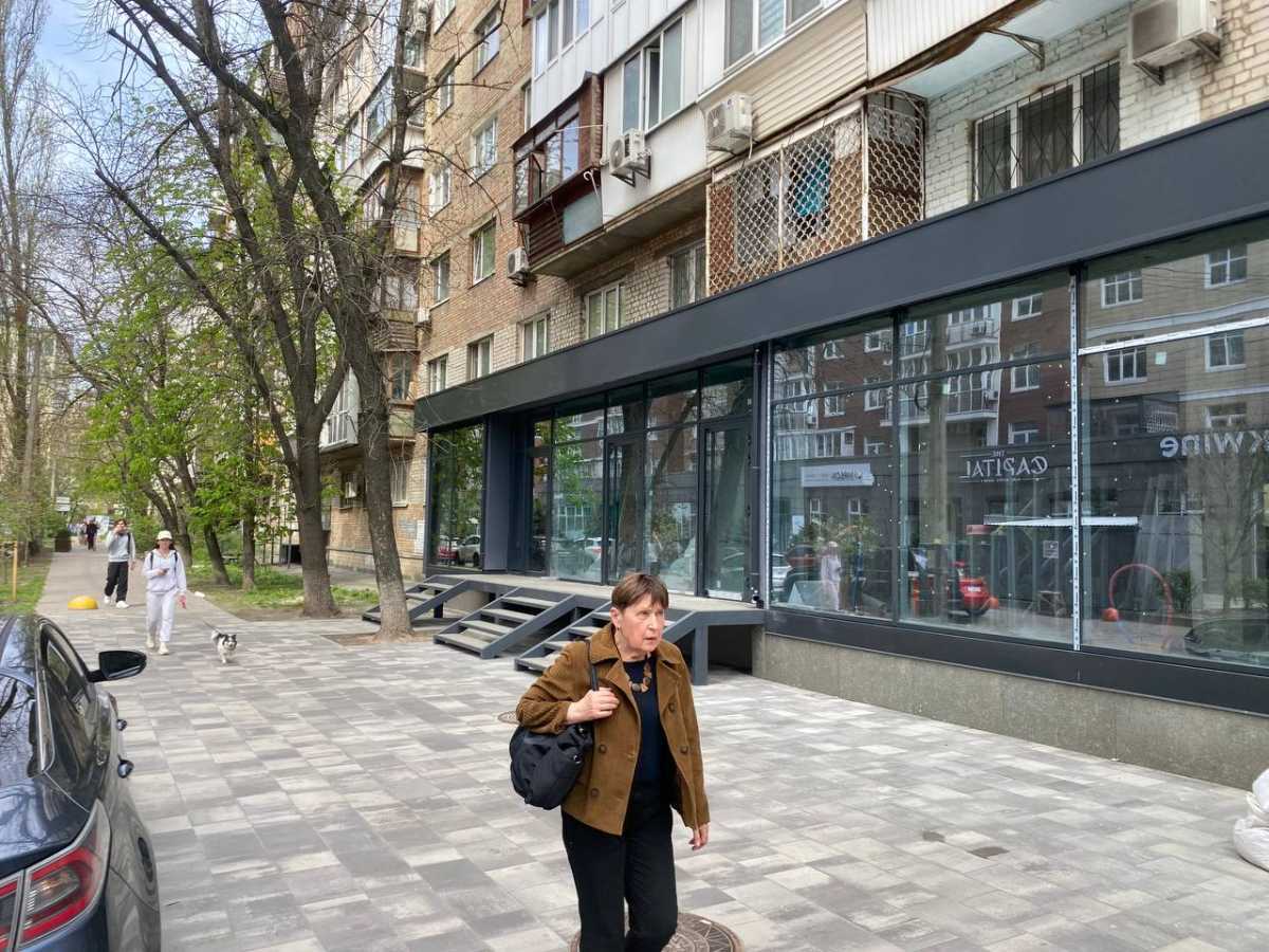 Продам  торгову площу Київ, Печерський, вул. Академіка Філатова, 1/22. 