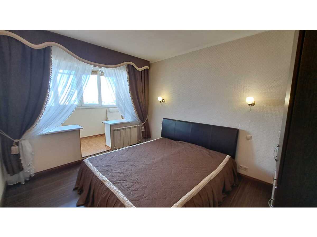 Продам 3-к квартиру Київ, Подільський, просп. Свободи, 3б. 