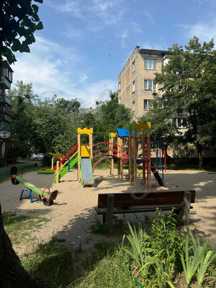 Продам 3-к квартиру Київ, Дніпровський, вул. Запорожця, 11б. 