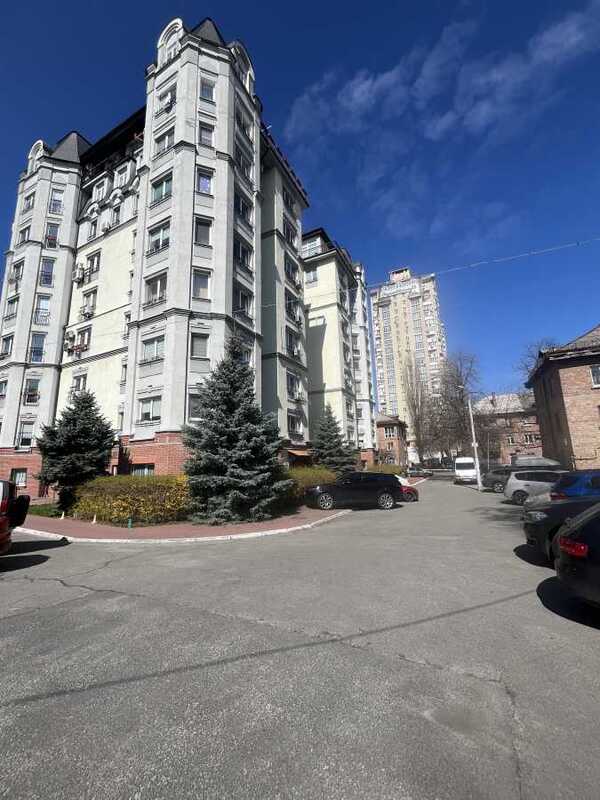 Продам 4-к квартиру Київ, Оболонський, вул. Пріорська, 10. 