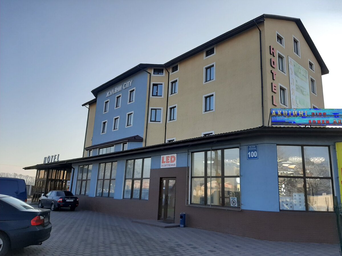 Готельно-ресторанний комплекс на фасаді В.Кільцевої, Жуляни
