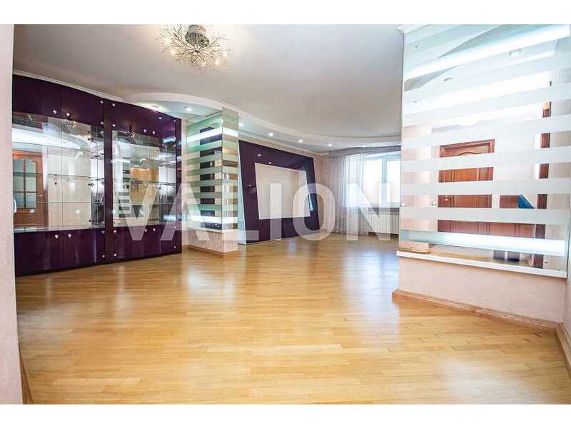Продам 4-к квартиру Київ, Дарницький, вул. Михайла Драгоманова, 15а. 