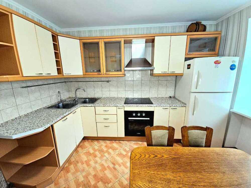 Продам 3-к квартиру Київ, Печерський, вул. Драгомирова, 2. 