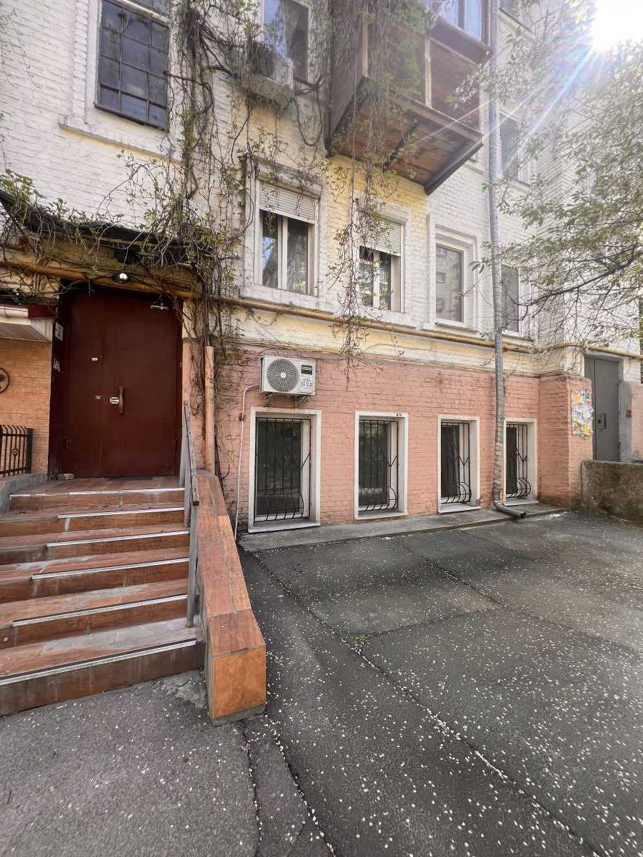 Продам  торгову площу Київ, Печерський, вул. Антоновича. 