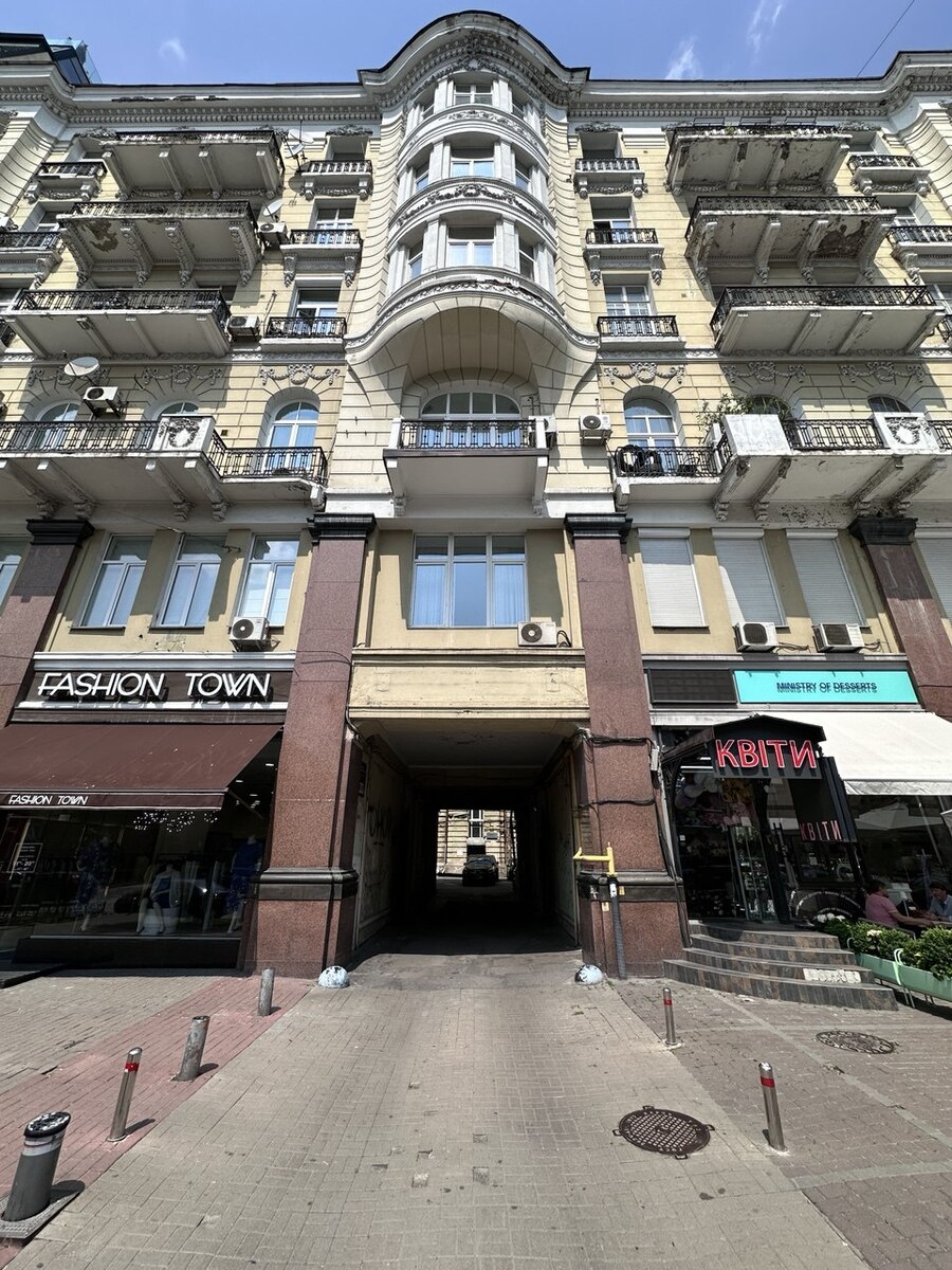 Продаж фасадного офісу вул Б Хмельницького, 32. 42м2, два рівні, без %