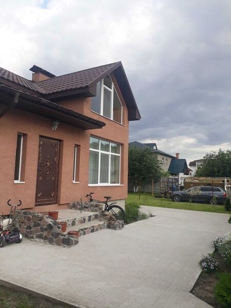 Новий будинок в центрі села на вул.Малиновій