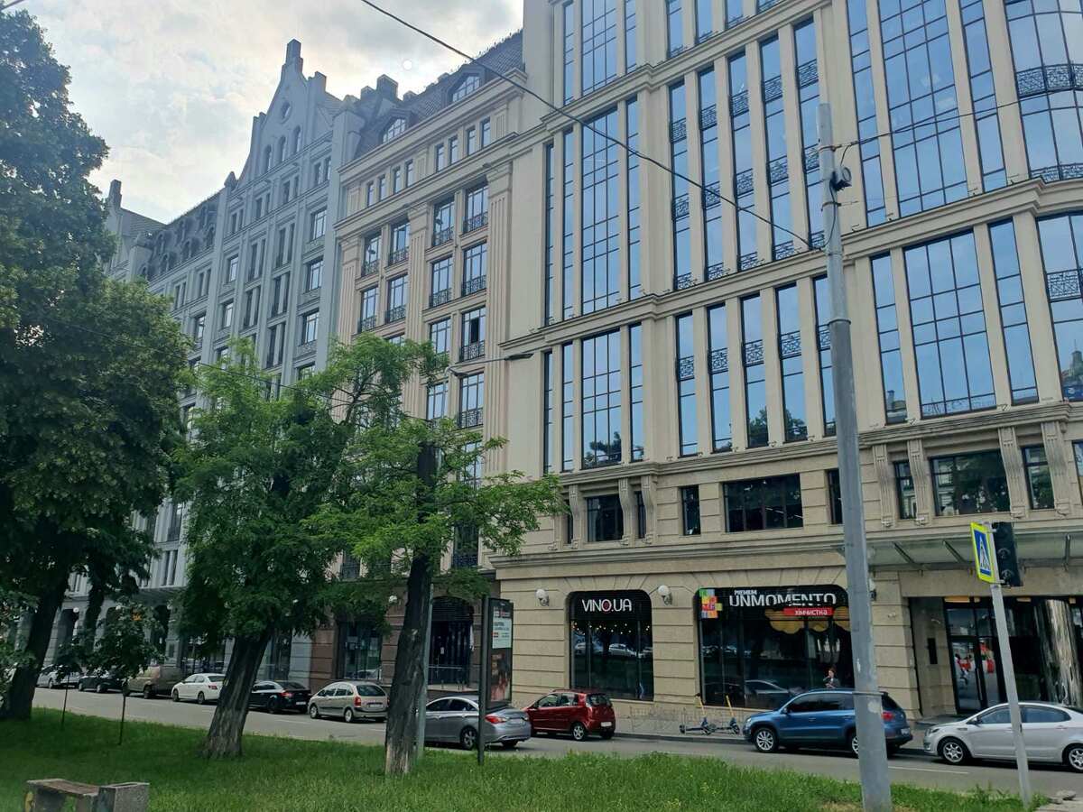 Оренда фасадного приміщення в БЦ "Астарта", 235 кв.м., 1-й поверх.
