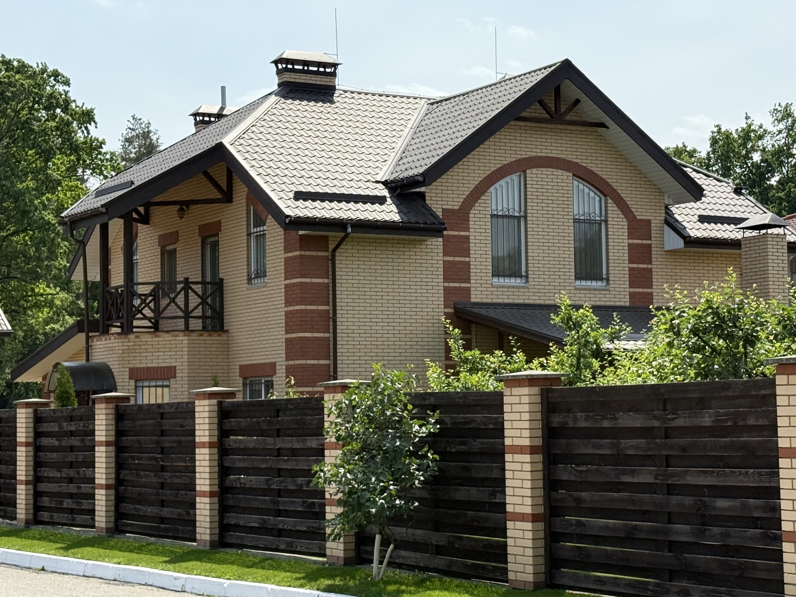 Чудовий цегляний будинок в котеджному містечку у лісі в 12км від Києва! 