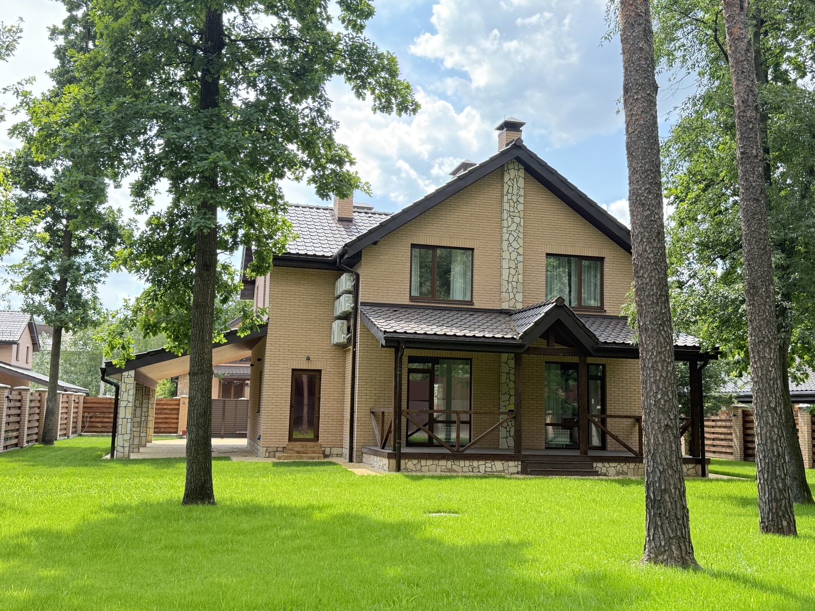 Чудовий цегляний будинок в котеджному містечку у лісі в 12км від Києва!