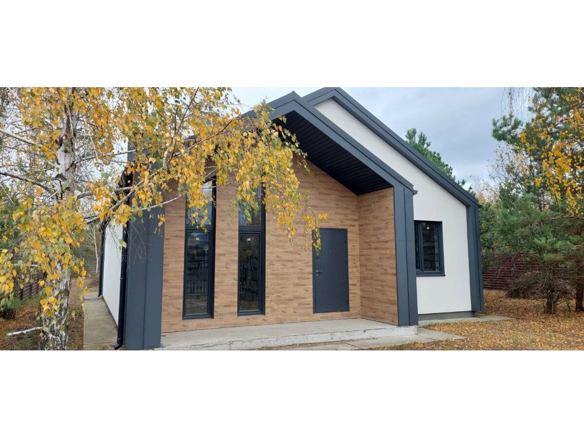 Продається будинок з великим двором в мальовничому районі