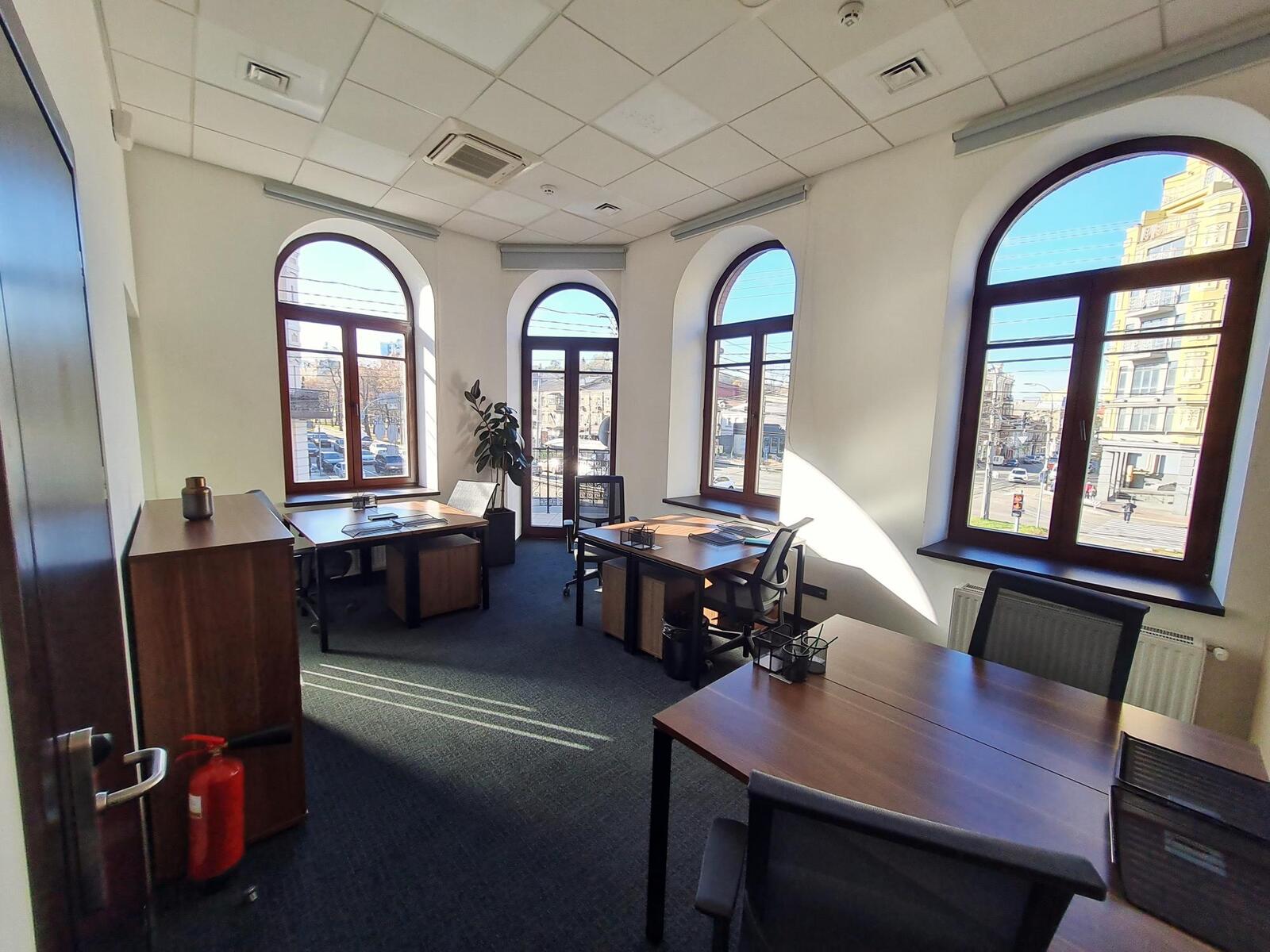 Офіс 100 м.кв. Верхній Вал 28 Поділ Контрактова площа меблі Генератор