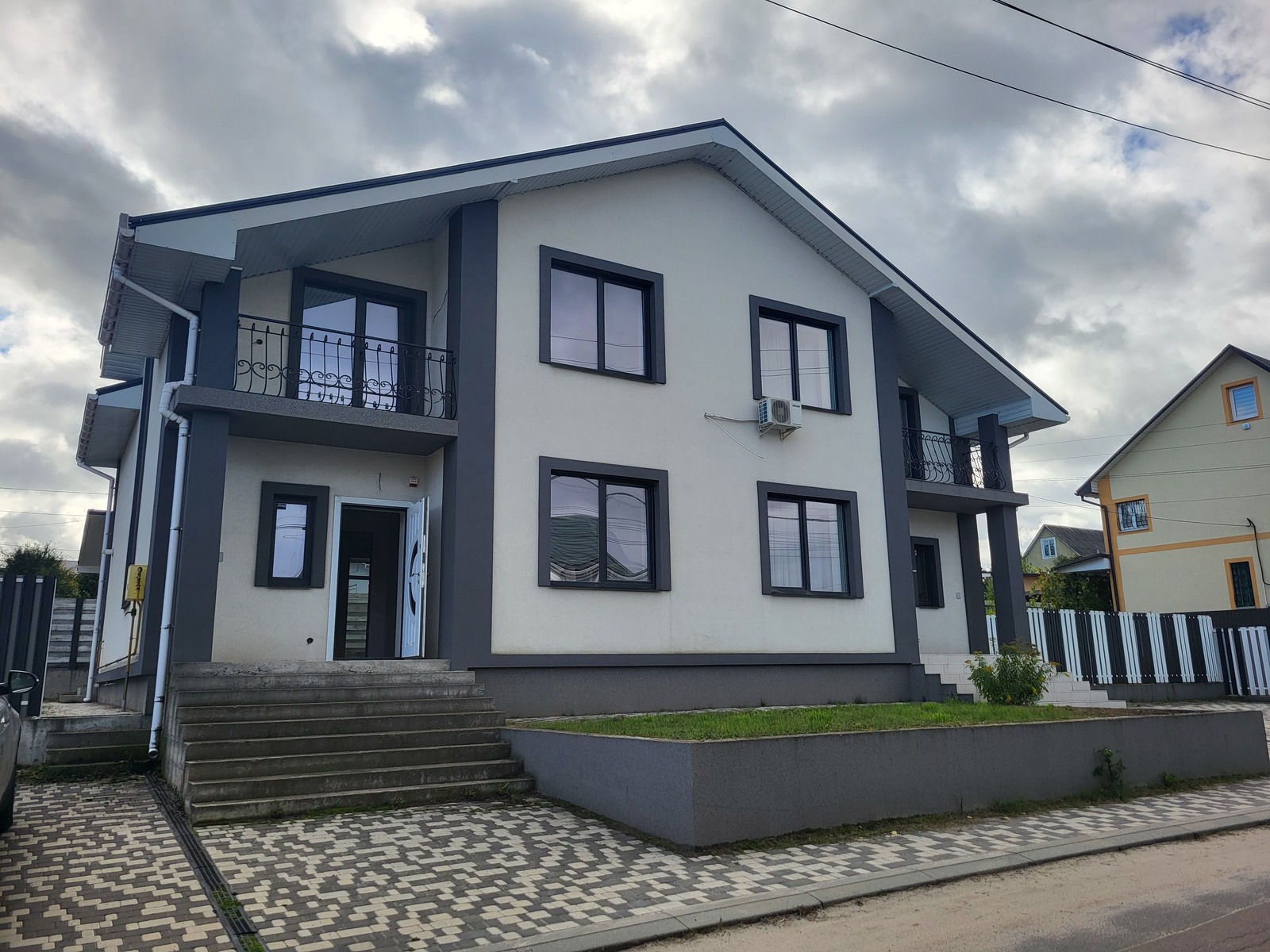 Будинок в Бучі з центральними комунікаціями готовий під фініш