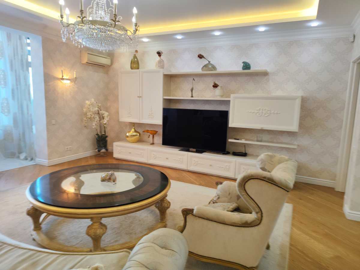 Здам довгостроково 3-к квартиру Київ, Печерський, вул. Євгена Коновальця, 44А. 