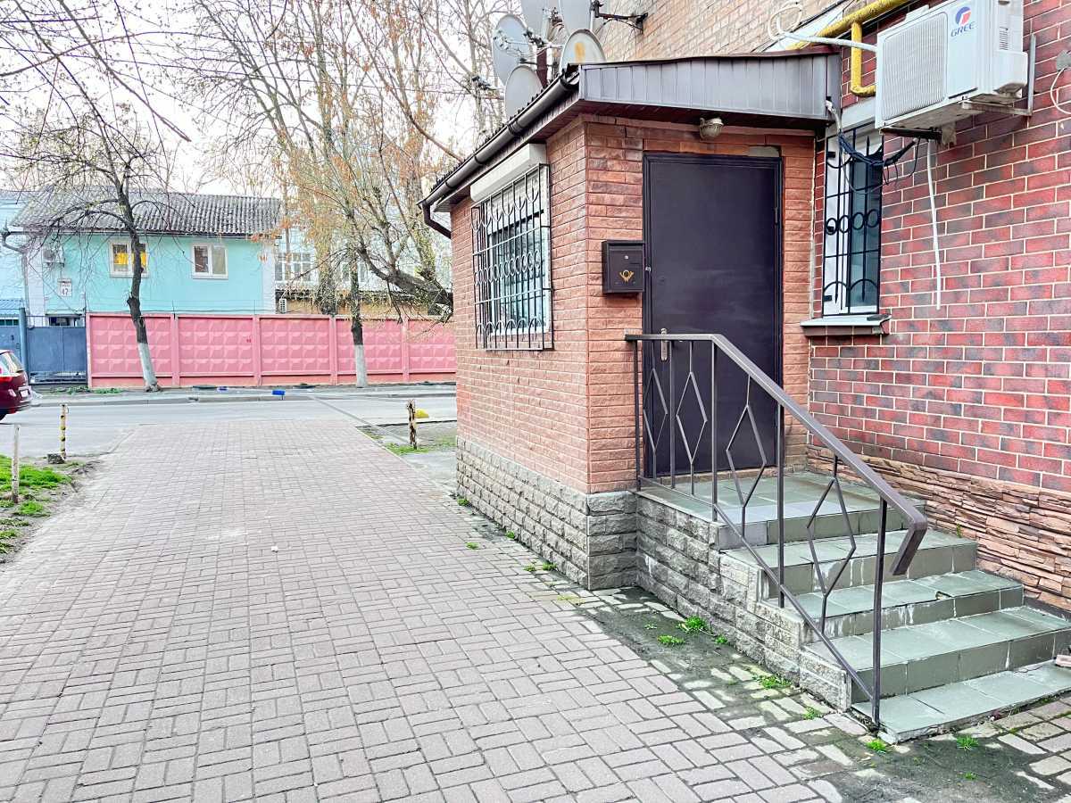 Продам  приміщення вільного призначення Київ, Голосіївський, вул. Лабораторна, 33/37. 