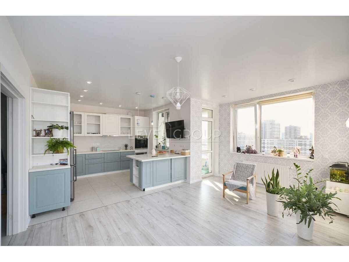 Продам 4-к квартиру Київ, Подільський, вул. Родини Крістерів, 20. 