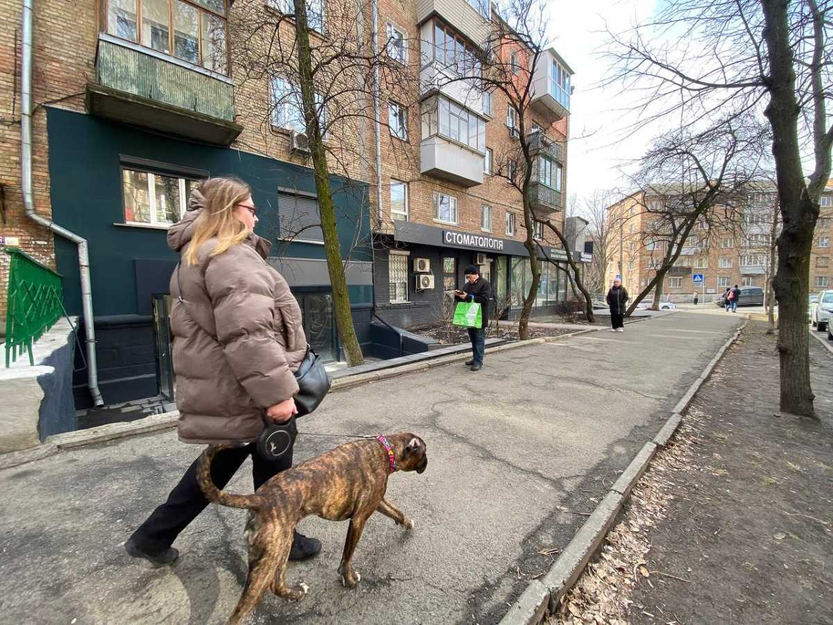 Продам  торгову площу Київ, Печерський, вул. Німанська, 4. 