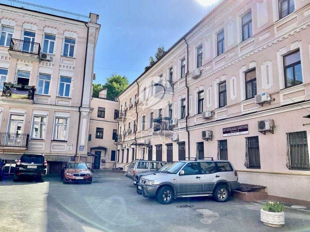 Продам 2-к квартиру Київ, Подільський, вул. Кирилівська, 31Б. 