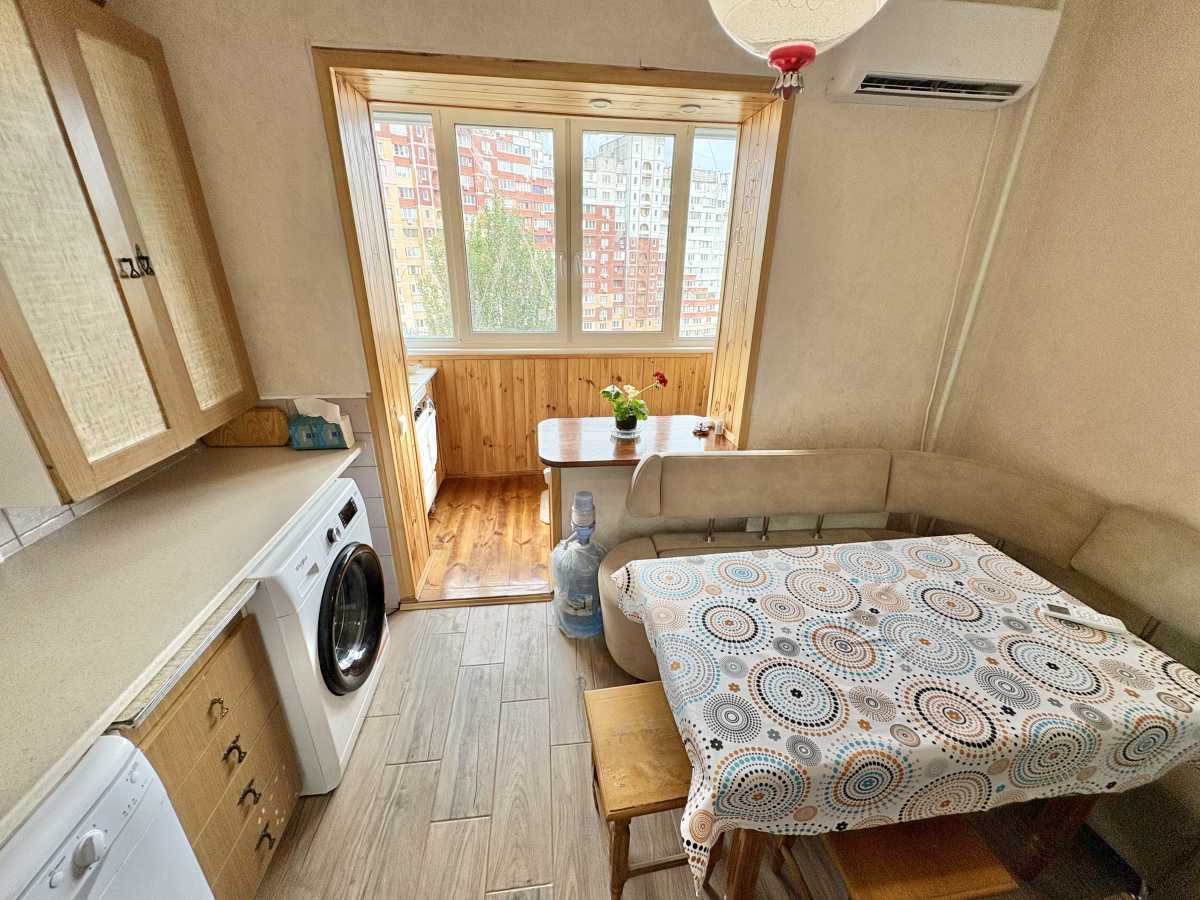 Продам 2-к квартиру Київ, Деснянський, вул. Миколи Закревського, 5. 