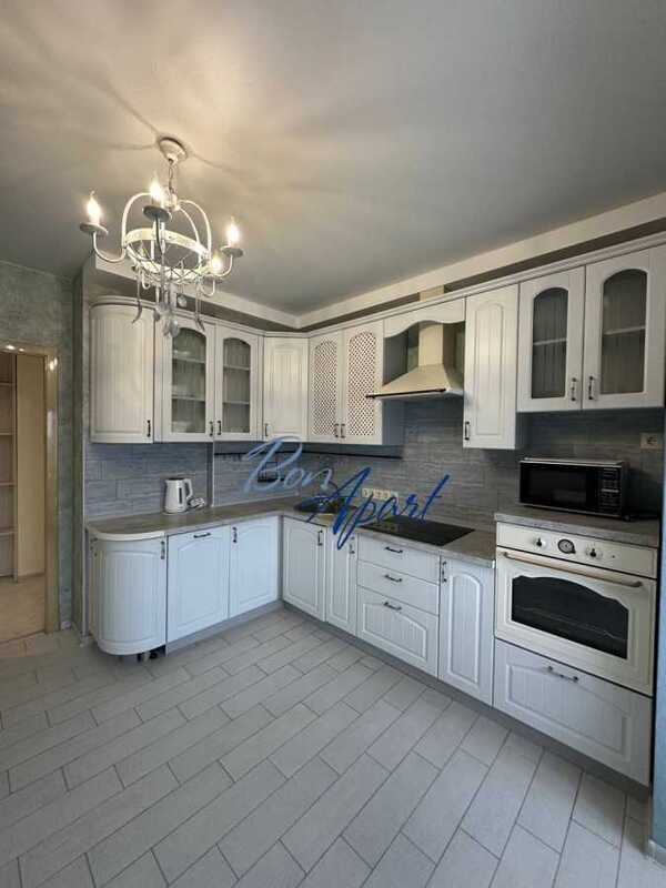 Здам довгостроково 3-к квартиру Київ, Голосіївський, пров. Моторний, 9. 