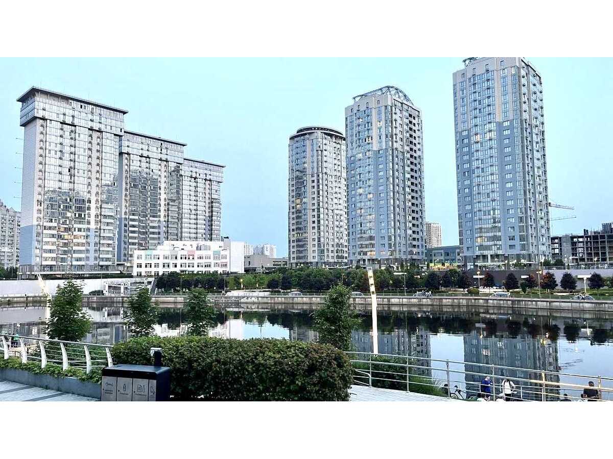 Продам 3-к квартиру Київ, Дарницький, вул. Трускавецька, 2А. 