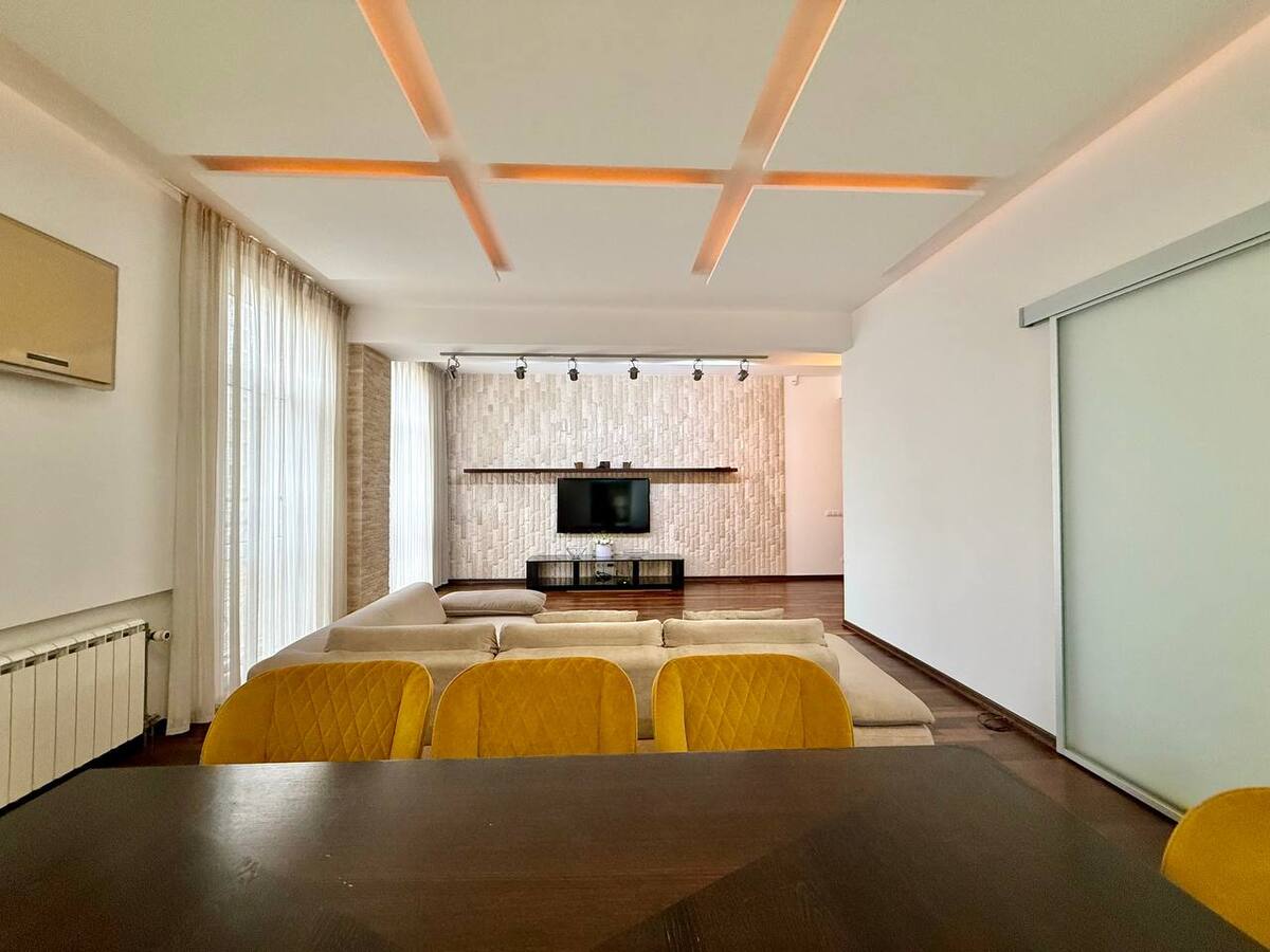 Довгостроково здам простору, світлу сімейну квартиру в Шевченківському районі