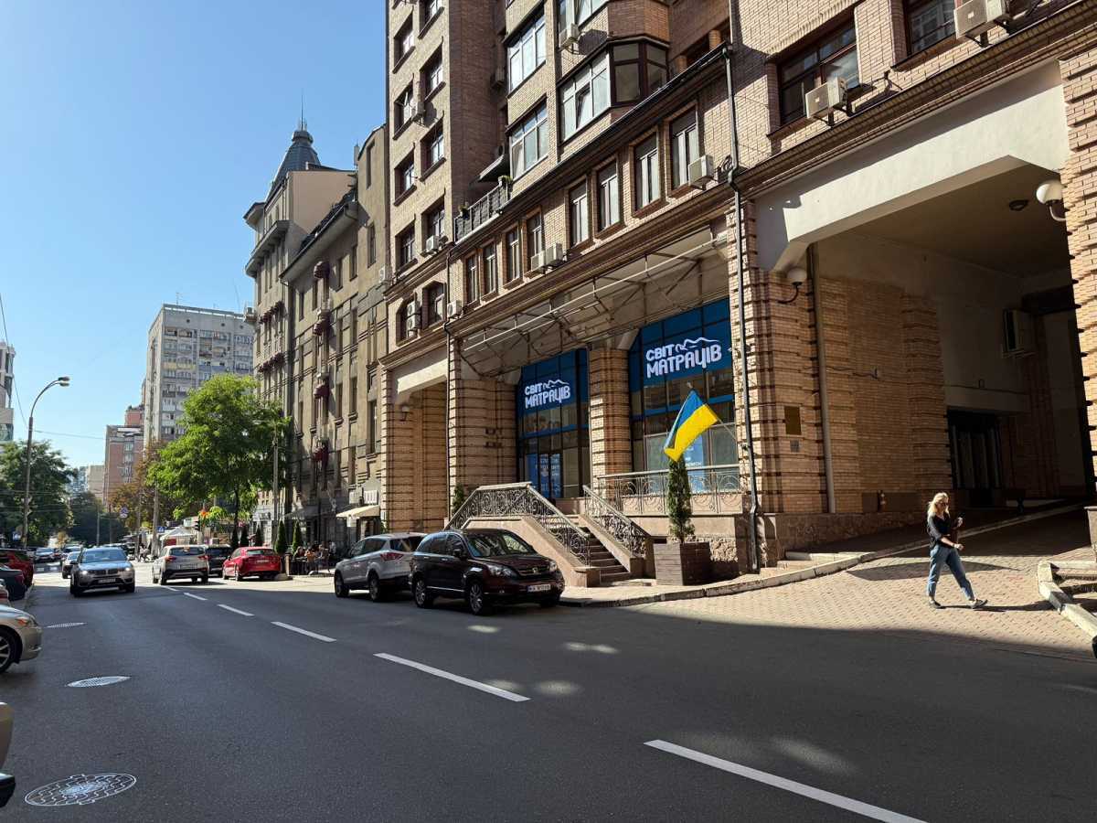 Здам довгостроково  торгову площу Київ, Шевченківський, вул. Павлівська, 18. 