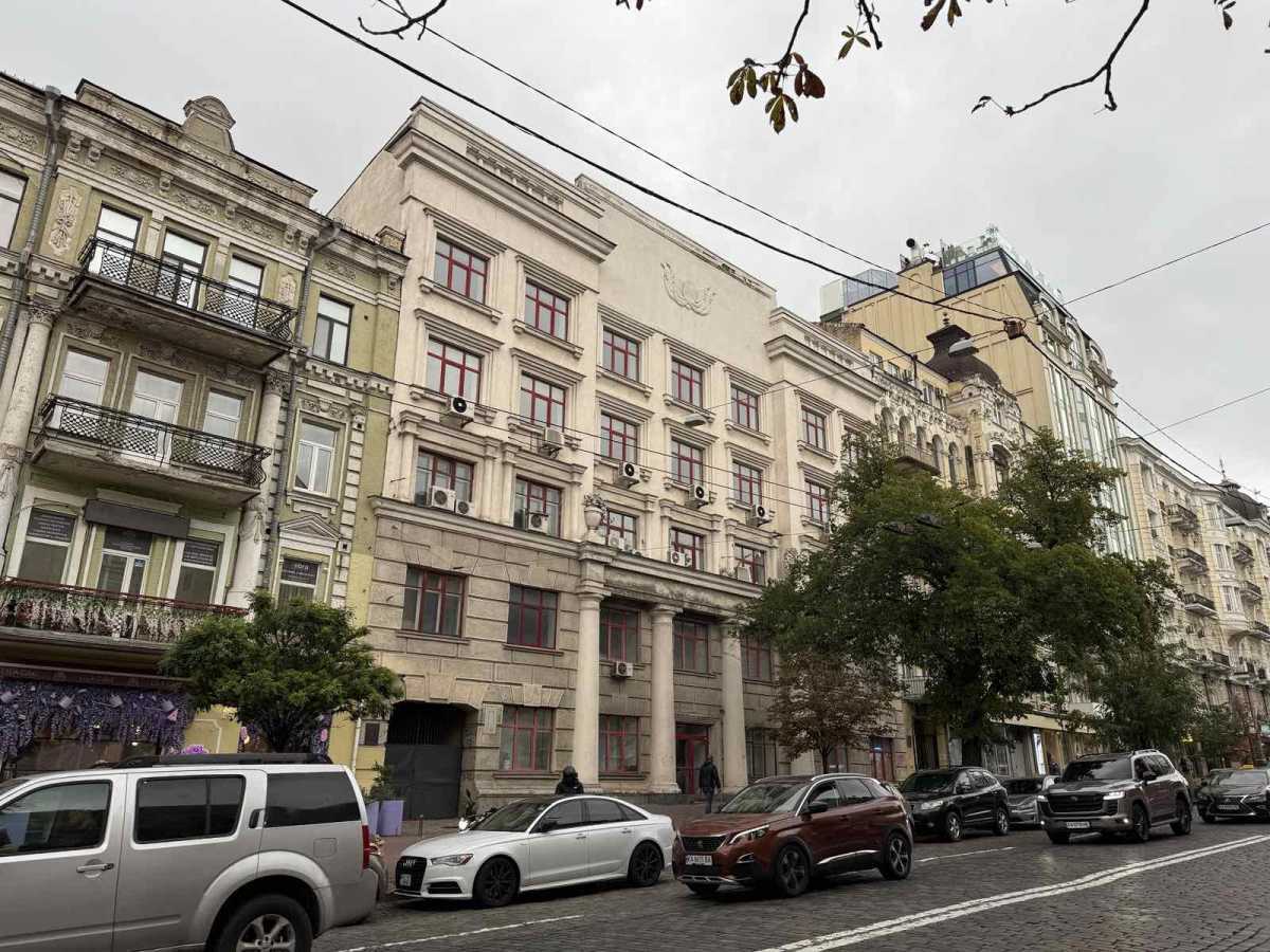 Продам  приміщення вільного призначення Київ, Шевченківський, вул. Богдана Хмельницького, 38. 