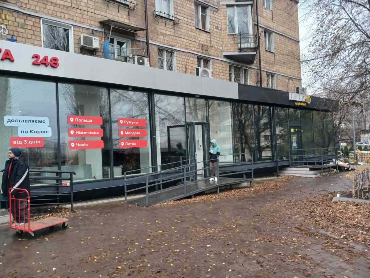 Здам довгостроково  торгову площу Київ, Солом`янський, бульв. Чоколівський, 37. 