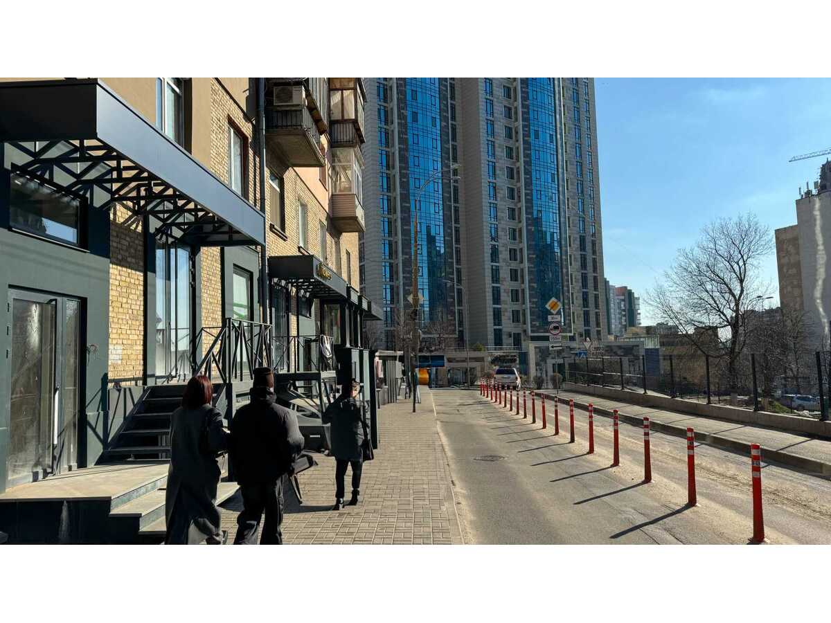 Продам  торгову площу Київ, Печерський, вул. Іоанна Павла ІІ, 7. 