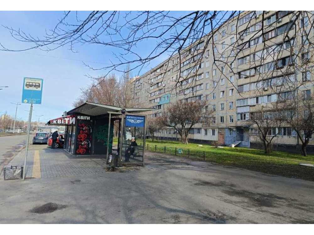 Продам  торгову площу Київ, Святошинський, вул. Симиренка, 5. 