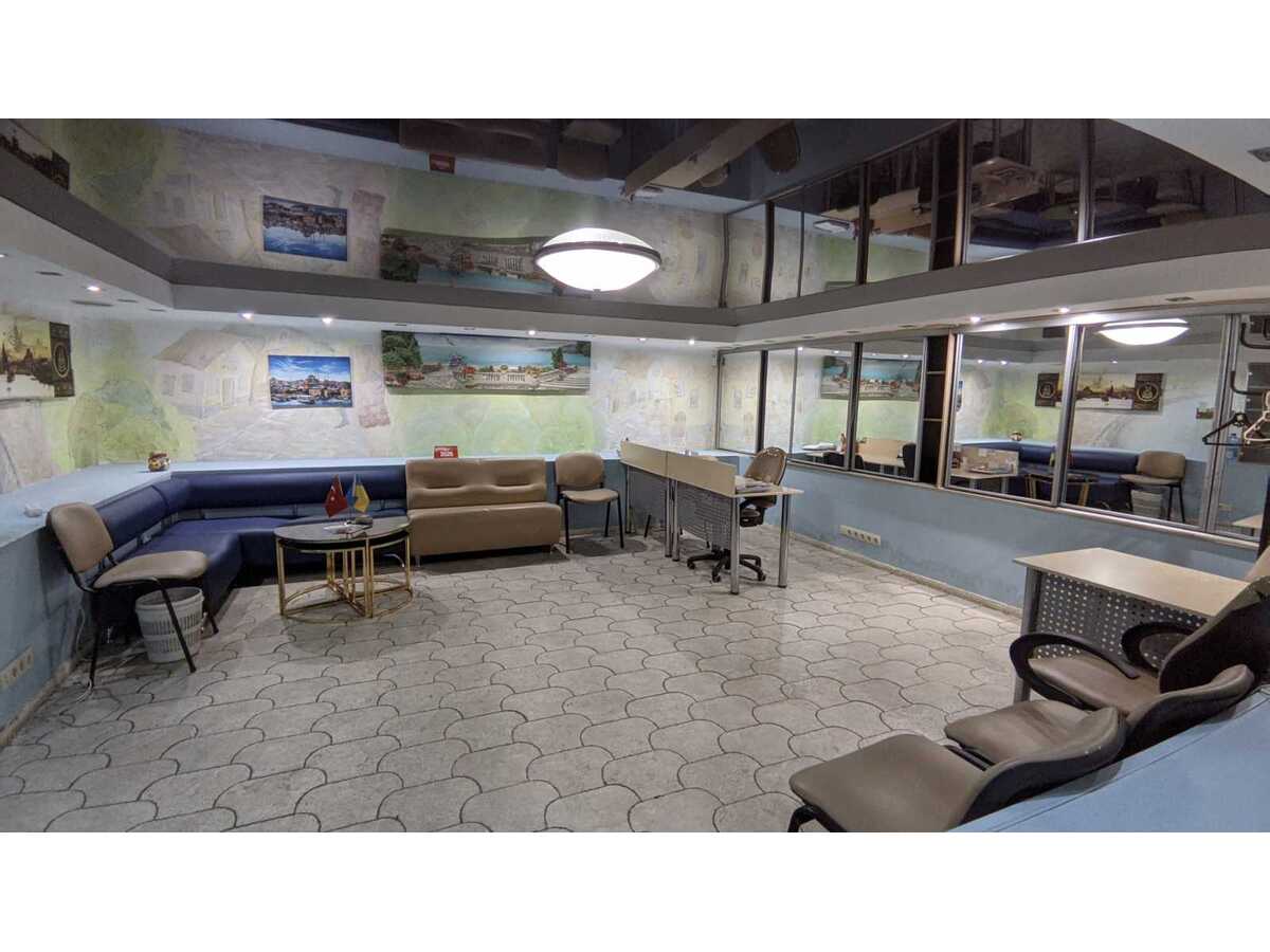 Здам довгостроково  торгову площу Київ, Печерський, вул. Антоновича, 59Б. 