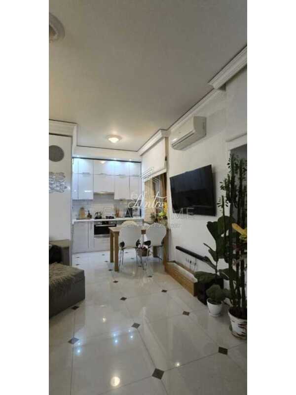 Продам 2-к квартиру Київ, Печерський, вул. Велика Васильківська, 134. 