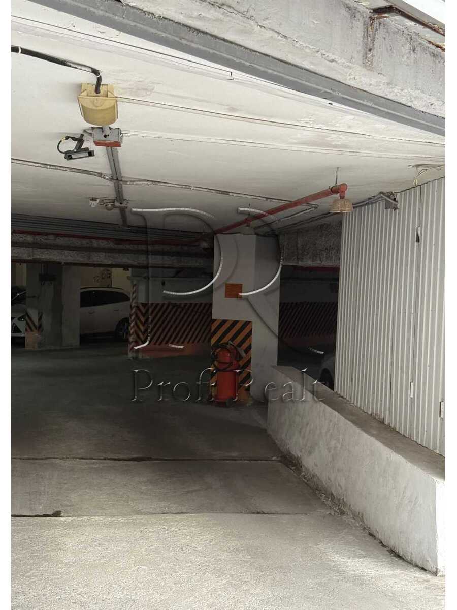 Продам  бокс в гаражному комплексі Київ, Деснянський, вул. Кубанської України , 31А. 