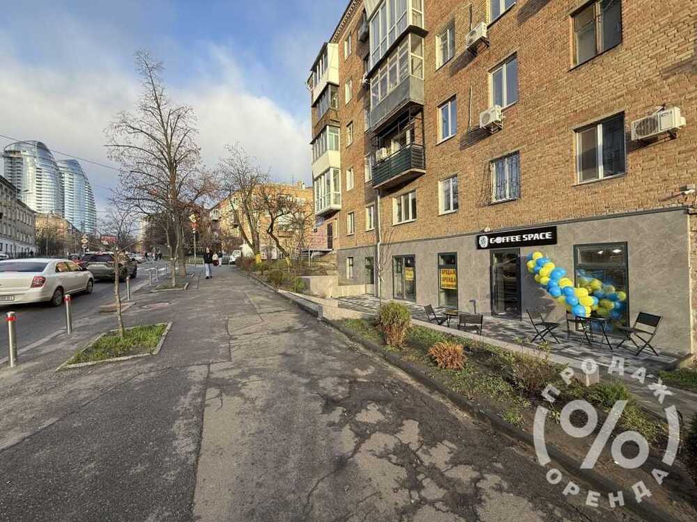 Продам  торгову площу Київ, Печерський, вул. Джона Маккейна, 28/25. 