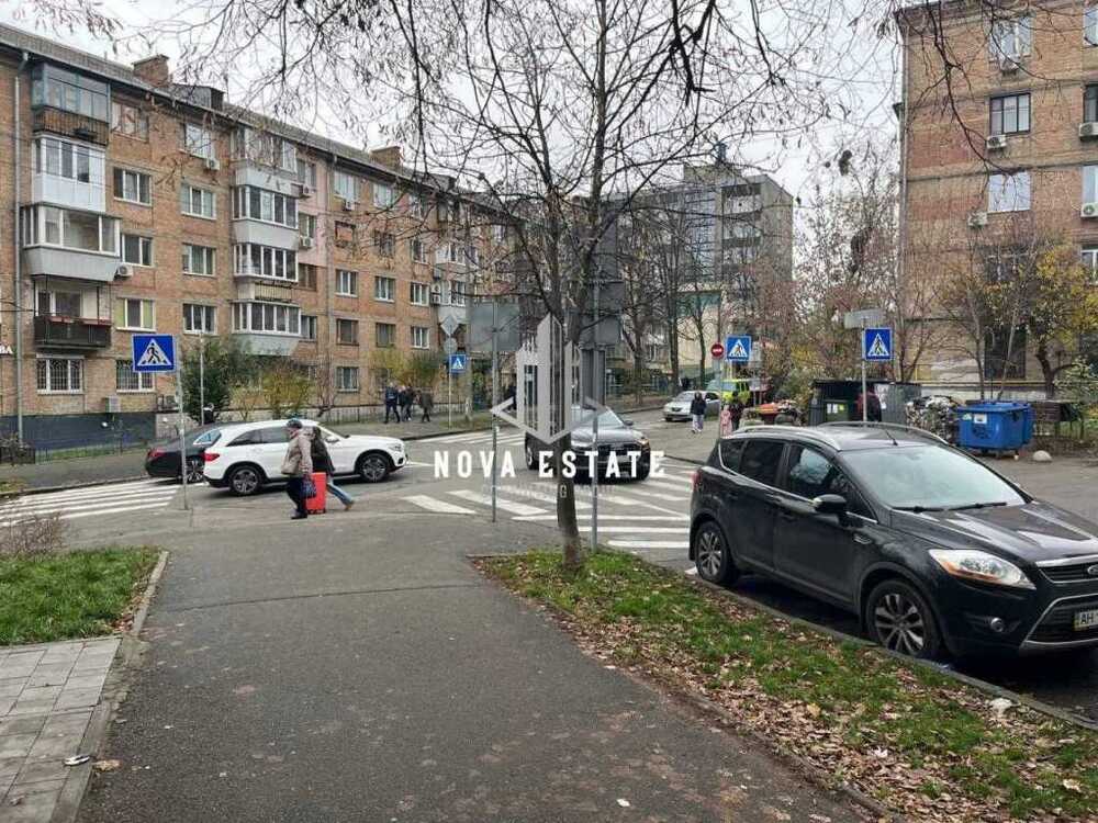Здам довгостроково  торгову площу Київ, Печерський, вул. Німанська, 4. 