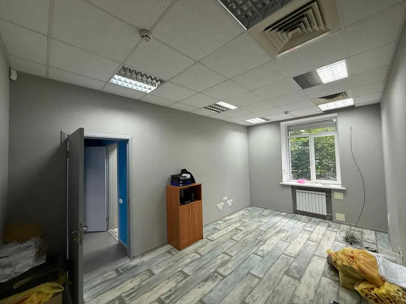 Приміщення 90 кв.м вулиця Освіти 10, фасадні вікна