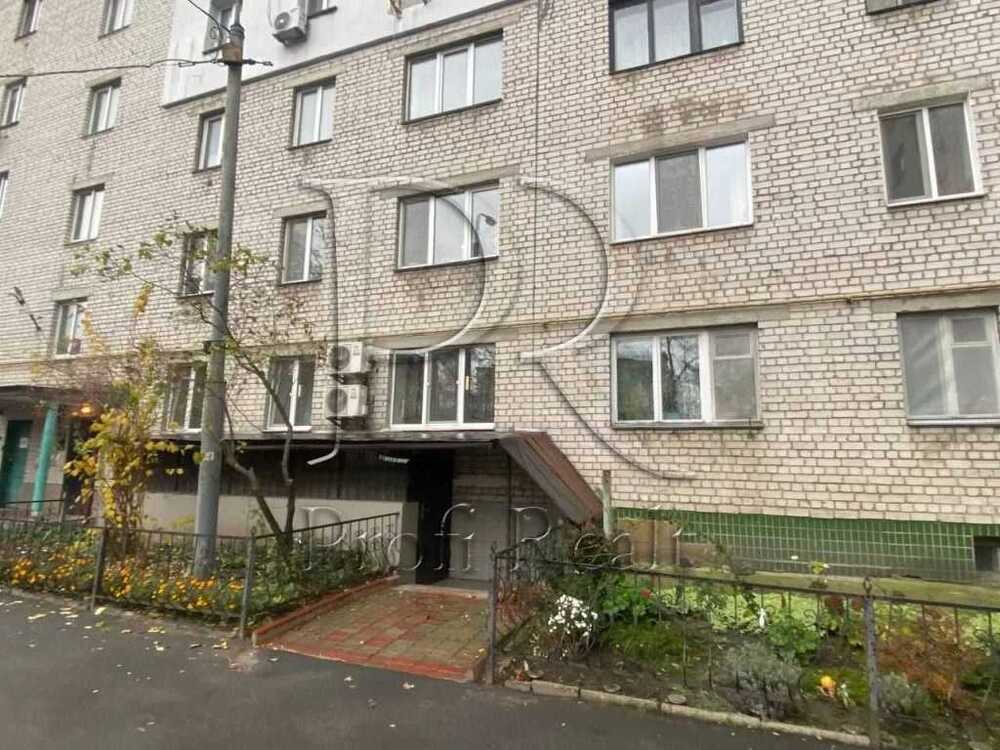 Продам  торгову площу Київ, Подільський, вул. Почайнинська, 57/59. 