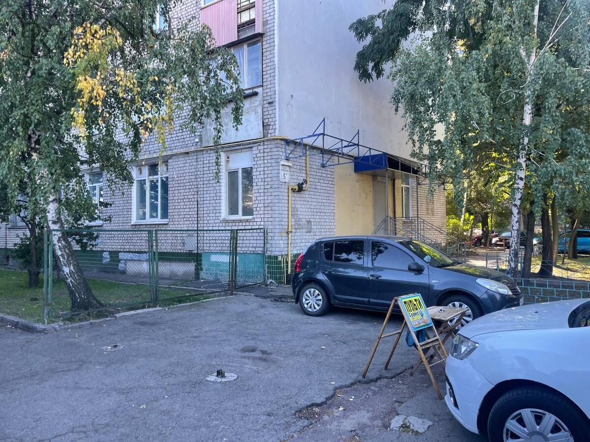 Оренда, Фасад, Торгове, вул. Ялтинська, 90м2. БЕЗ%