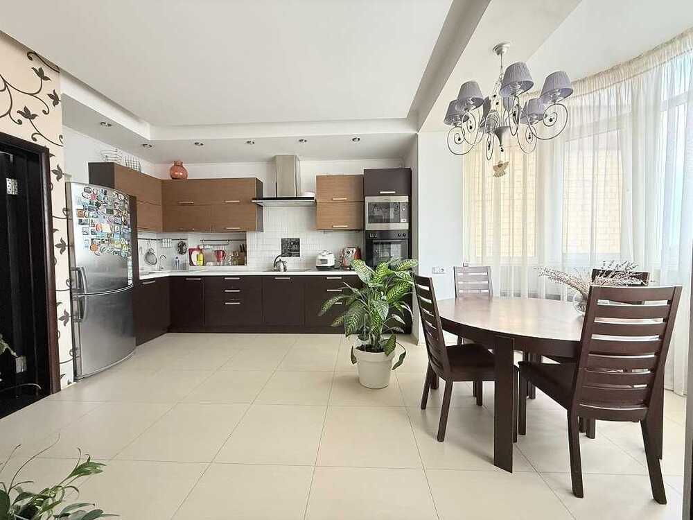 Здам довгостроково 3-к квартиру Київ, Шевченківський, вул. В\'ячеслава Чорновола, 25. 