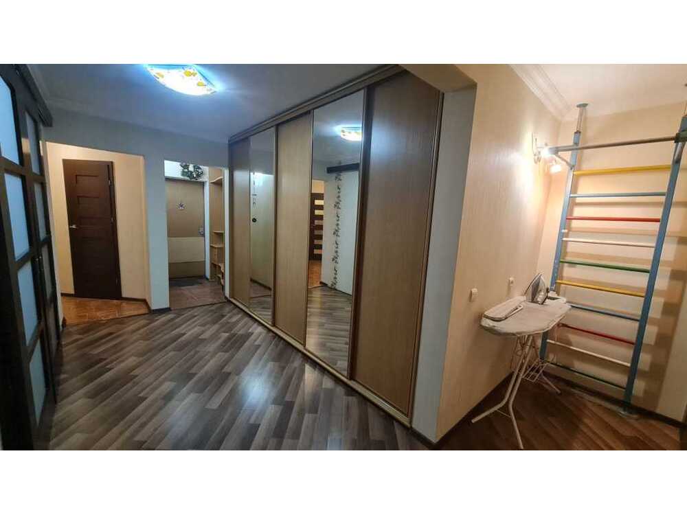 Здам довгостроково 3-к квартиру Київ, Святошинський, пл. Святошинська, 1. 