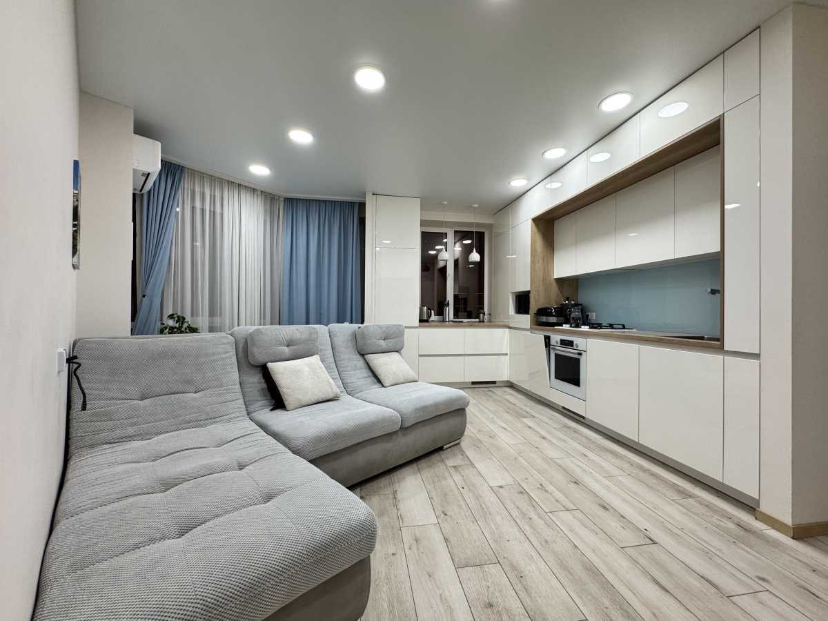 Продам 2-к квартиру Бучанський, Софіївська Борщагівка, Героїв Небесної Сотні. 