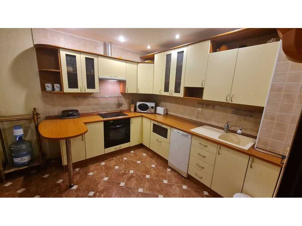 Здам довгостроково 3-к квартиру Київ, Святошинський, пл. Святошинська, 1. 