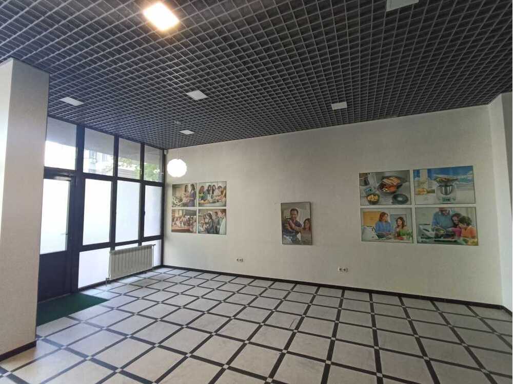 Здам довгостроково  торгову площу Київ, Шевченківський, вул. Сікорського, 4б. 