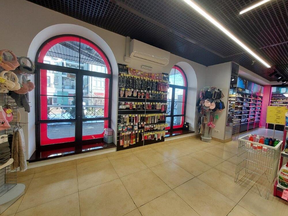 Оренда фасадного приміщення 190 кв.м., Контрактова площа.