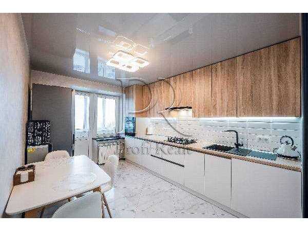 Продам 3-к квартиру Броварський, Бровари, Героев УПА , 7А. 